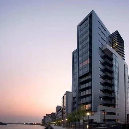 Water View Harbour Apartment Glasgow Exterior photo