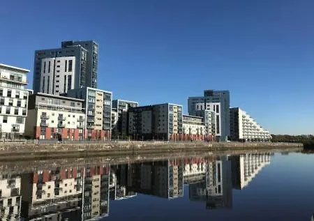 Water View Harbour Apartment Glasgow Exterior photo