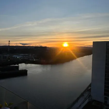 Water View Harbour Apartment Glasgow Exterior photo